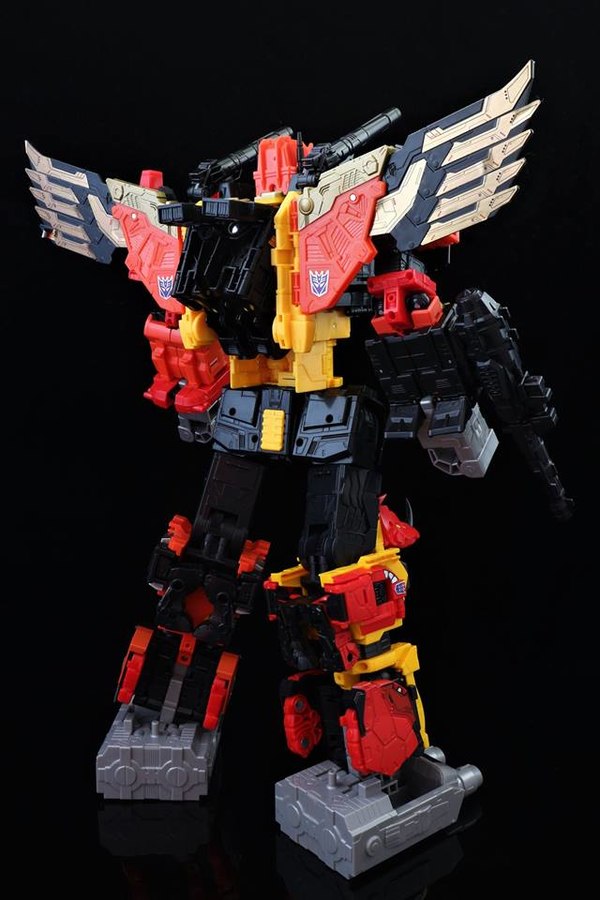 Power Of The Primes Predaking Titan Class Figure In Hand Photos Of Predacons And CombinerPower Of The Primes Predaking Titan Class Figure In Hand Photos Of Predacons And Combiner 21 (21 of 33)